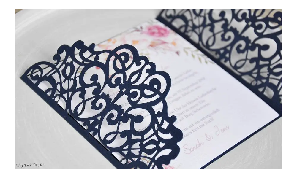 Einladungskarten Hochzeit Lasercut blau weiß Vintage Spitze
