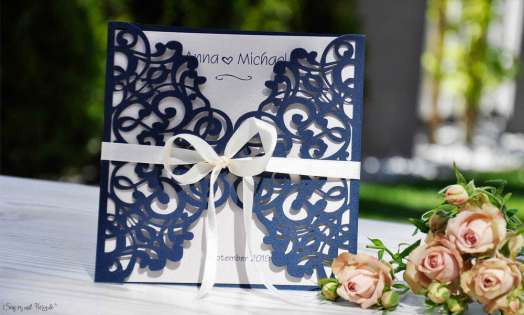 Einladungskarten Hochzeit Lasercut blau weiß Vintage Spitze