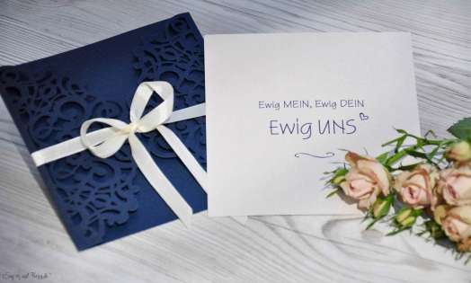 Einladungskarten Hochzeit Lasercut blau weiß Vintage Spitze