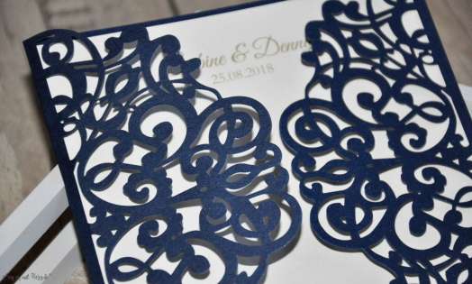 Einladungskarten Hochzeit Lasercut blau weiß Vintage Spitze