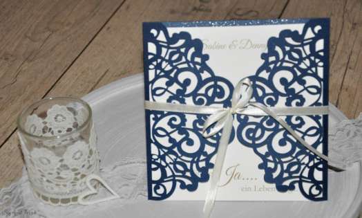 Einladungskarten Hochzeit Lasercut blau weiß Vintage Spitze