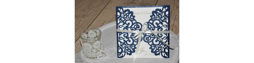 Einladungskarten Hochzeit Lasercut blau weiß Vintage Spitze