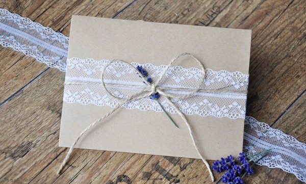 Hochzeitseinladungen Pocketfold Kraftpapier Spitze Vintage diy Lavendel