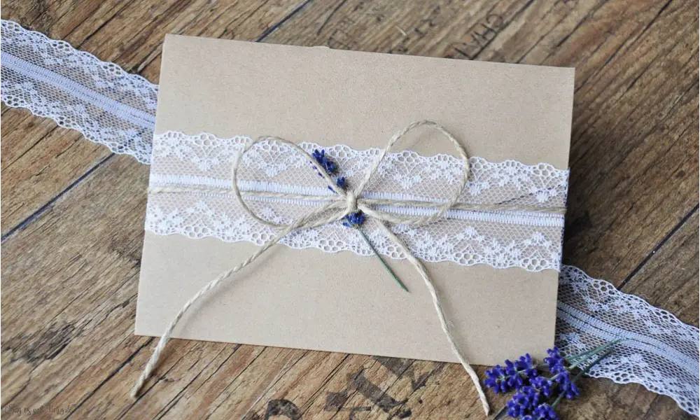 Hochzeitseinladungen Pocketfold Kraftpapier Spitze Vintage diy Lavendel