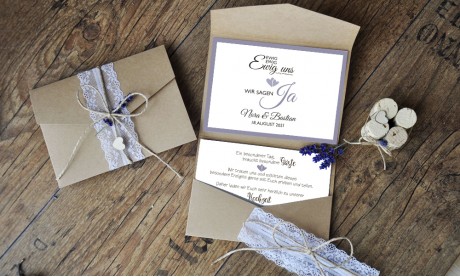 Hochzeitseinladungen Pocketfold Kraftpapier Spitze Vintage diy lavendel