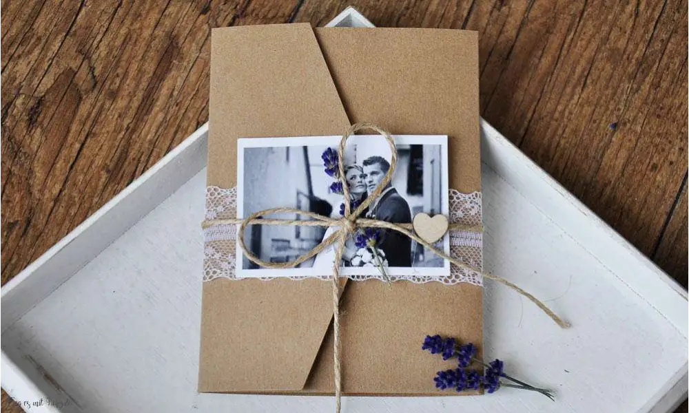 Pocketfold Hochzeitseinladungen diy Kraftpapier Spitze weiß Einladungskarten Hochzeit mit Foto