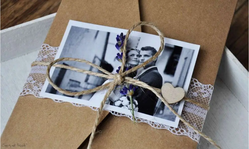 Pocketfold Hochzeitseinladungen diy Kraftpapier Spitze weiß Einladungskarten Hochzeit mit Foto