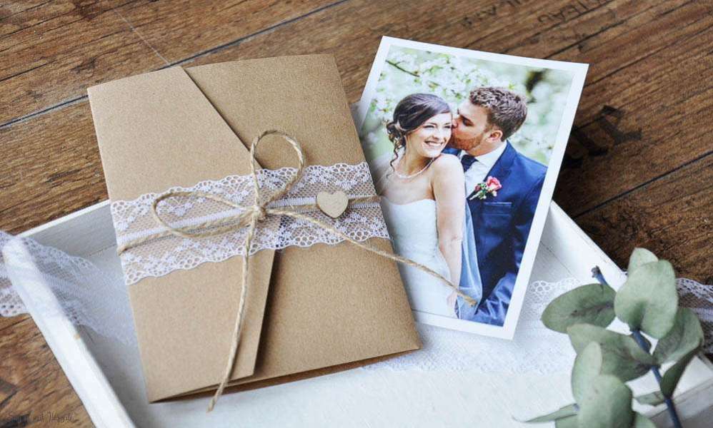 Pocketfold Hochzeitseinladungen diy Kraftpapier Spitze weiß Einladungskarten Hochzeit Pocketfold Hochzeitseinladungen diy Kraftpapier Spitze weiß Einladungskarten Hochzeit