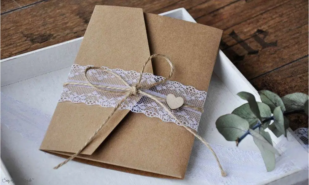 Pocketfold Hochzeitseinladungen diy Kraftpapier Spitze weiß Einladungskarten Hochzeit