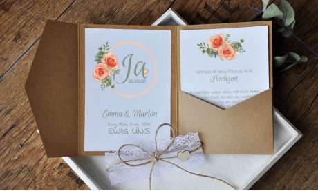 Pocketfold Hochzeitseinladungen diy Kraftpapier weiße Spitze Einladungskarten Hochzeit apricot aquarell Rosen Blumen