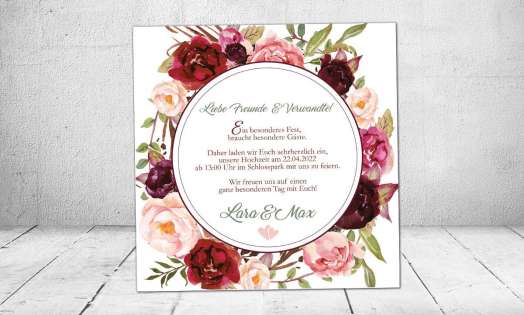 Hochzeitseinladung Blumenkranz bordeaux rot Rosen quadratisch