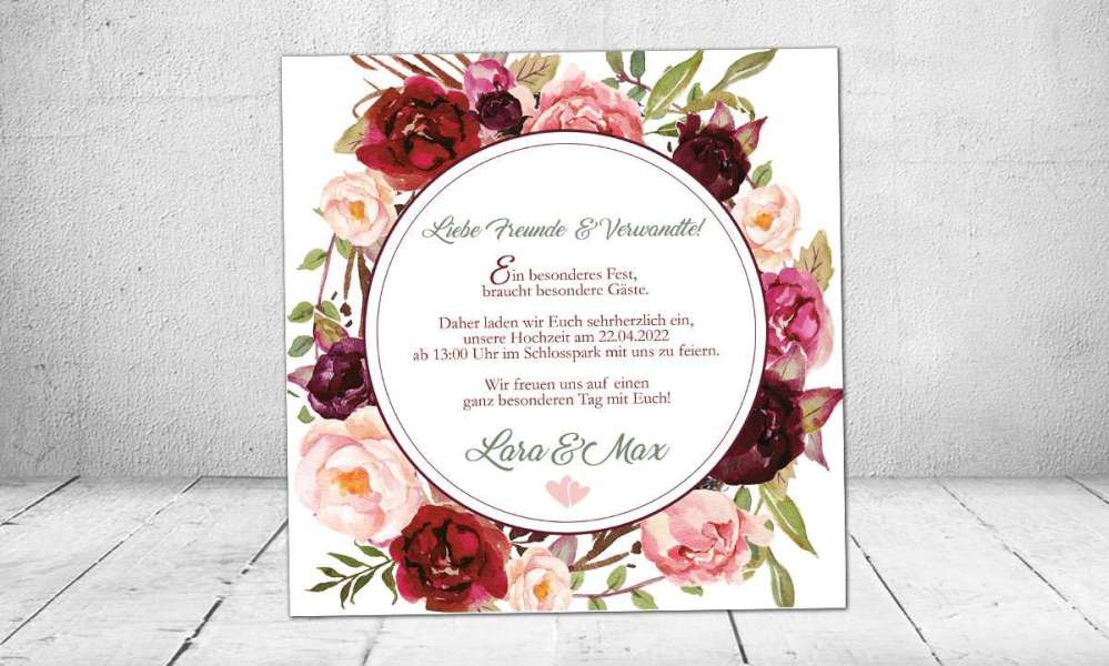 Hochzeitseinladung Blumenkranz bordeaux rot Rosen quadratisch