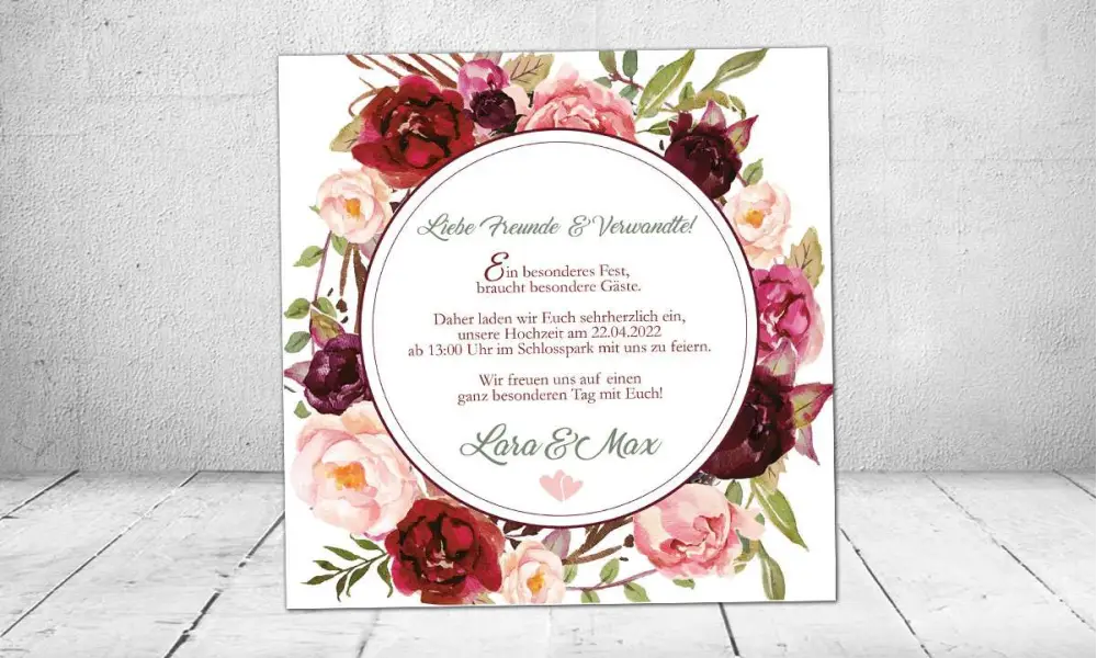 Hochzeitseinladung Blumenkranz bordeaux rot Rosen quadratisch