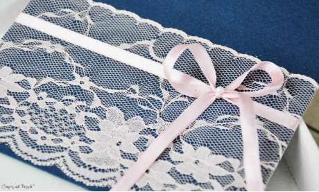 Einladungskarten Hochzeit dunkelblau rosa Spitze
