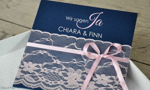 Einladungskarten Hochzeit dunkelblau rosa Spitze