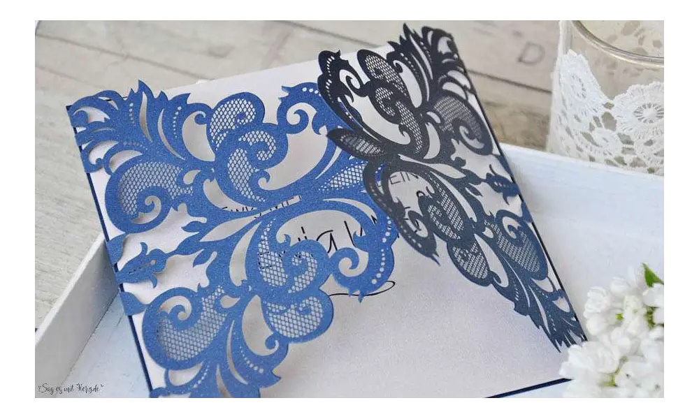 Einladungskarten Hochzeit blau gold Lasercut