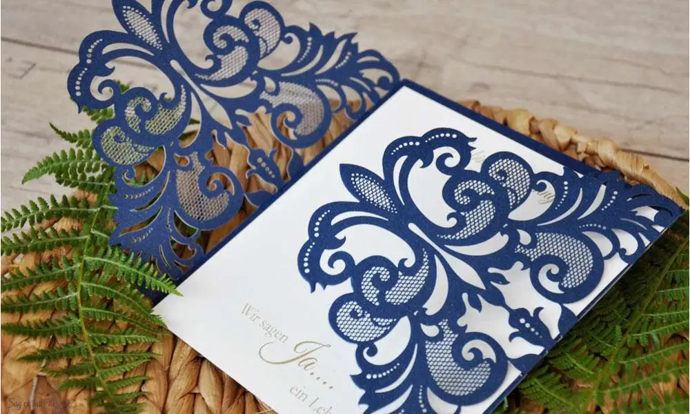 Einladungskarten Hochzeit blau gold Lasercut
