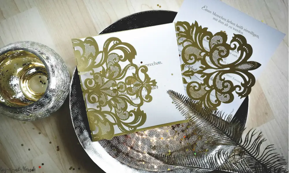 Hochzeitseinladungen in gold Lasercut Spitze