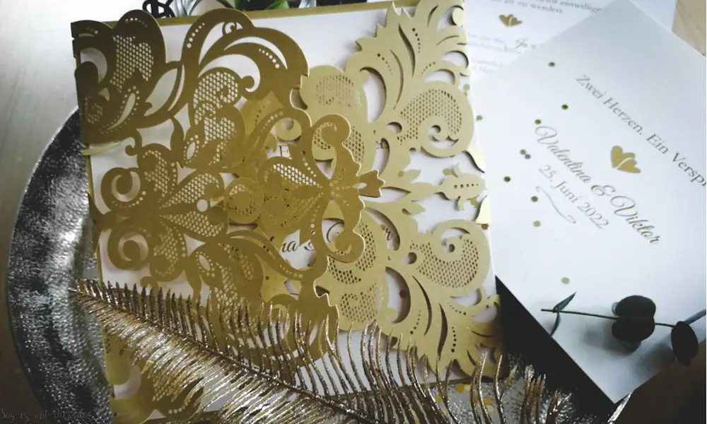 Hochzeitseinladungen in gold Lasercut Spitze