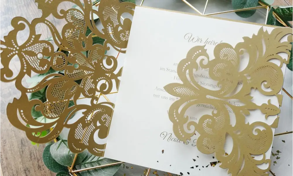 Hochzeitseinladungen in gold Lasercut Spitze