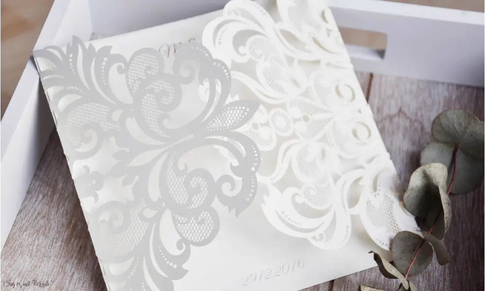 Edle Einladungskarten Hochzeit mit Lasercut Spitze