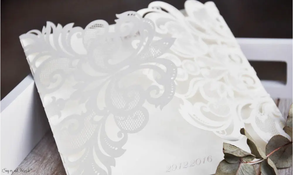 Edle Einladungskarten Hochzeit mit Lasercut Spitze