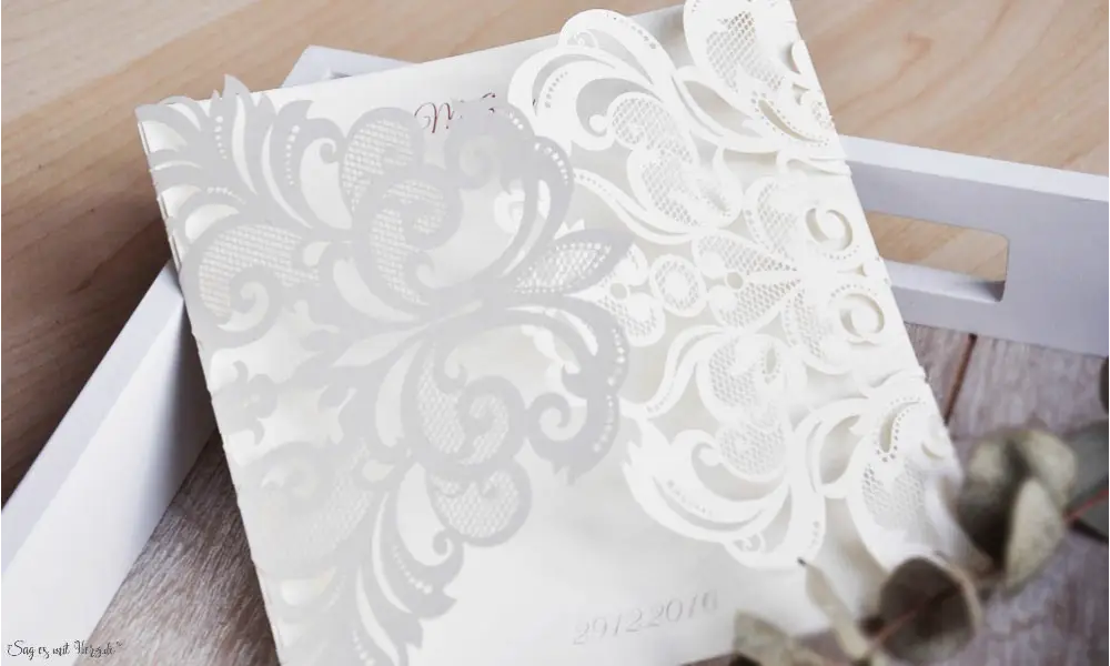 Edle Einladungskarten Hochzeit mit Lasercut Spitze