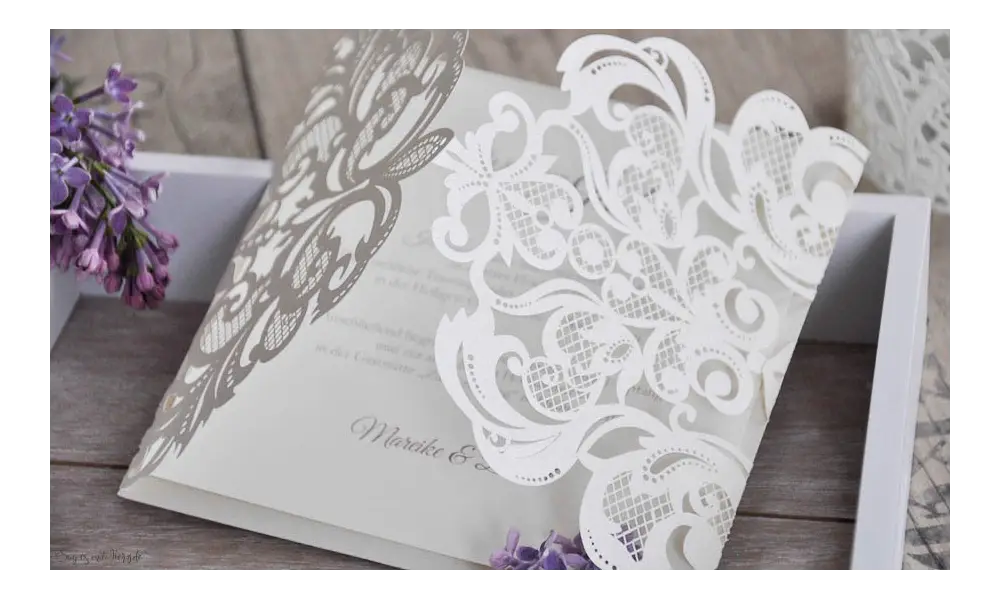Edle Einladungskarten Hochzeit mit Lasercut Spitze