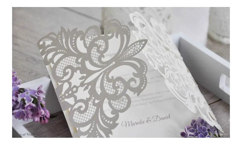 Edle Einladungskarten Hochzeit mit Lasercut Spitze