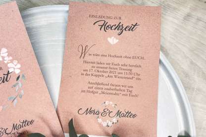Einladungskarten Hochzeit Kraftpapier apricot Blumen floral